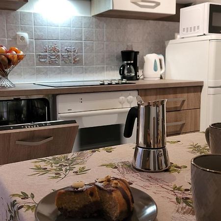 Lily Apartment Кърк Екстериор снимка