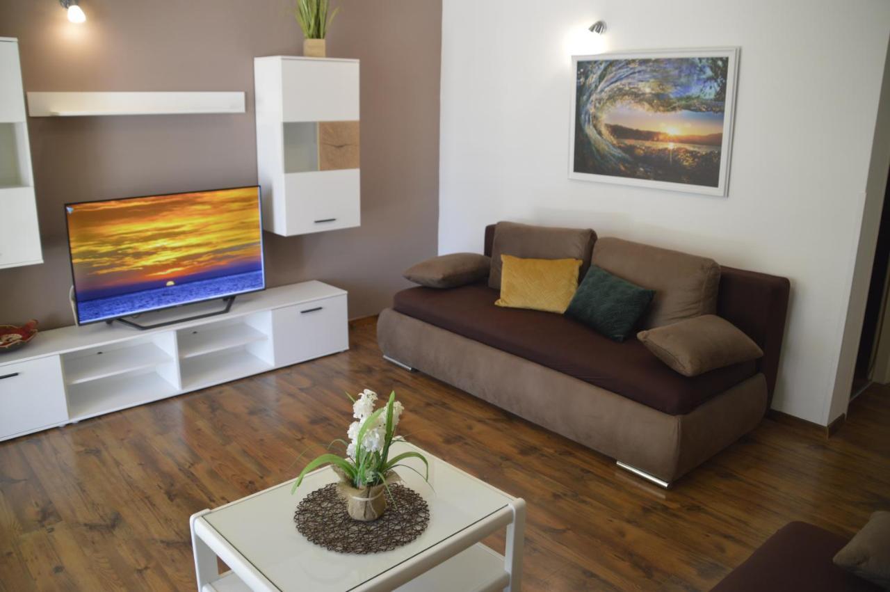 Lily Apartment Кърк Екстериор снимка