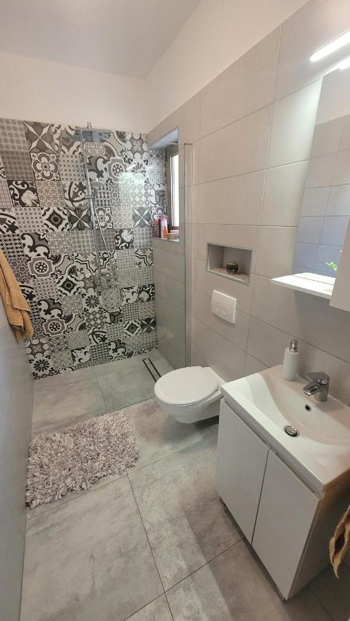 Lily Apartment Кърк Екстериор снимка