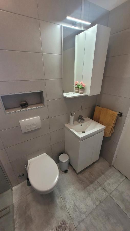Lily Apartment Кърк Екстериор снимка