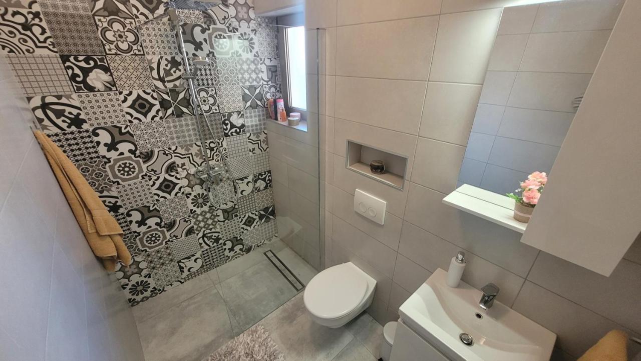 Lily Apartment Кърк Екстериор снимка