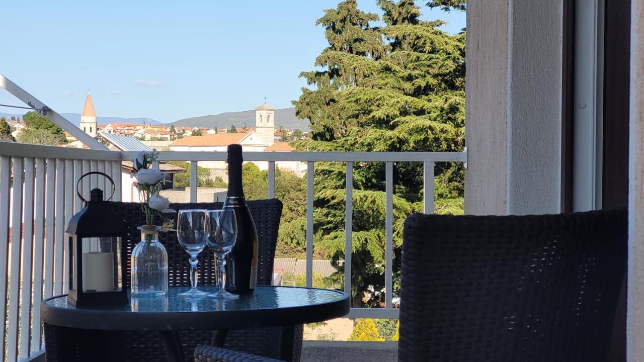 Lily Apartment Кърк Екстериор снимка