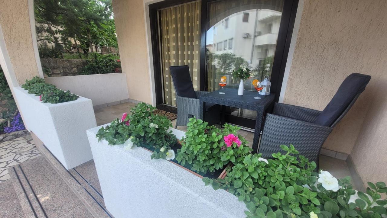 Lily Apartment Кърк Екстериор снимка