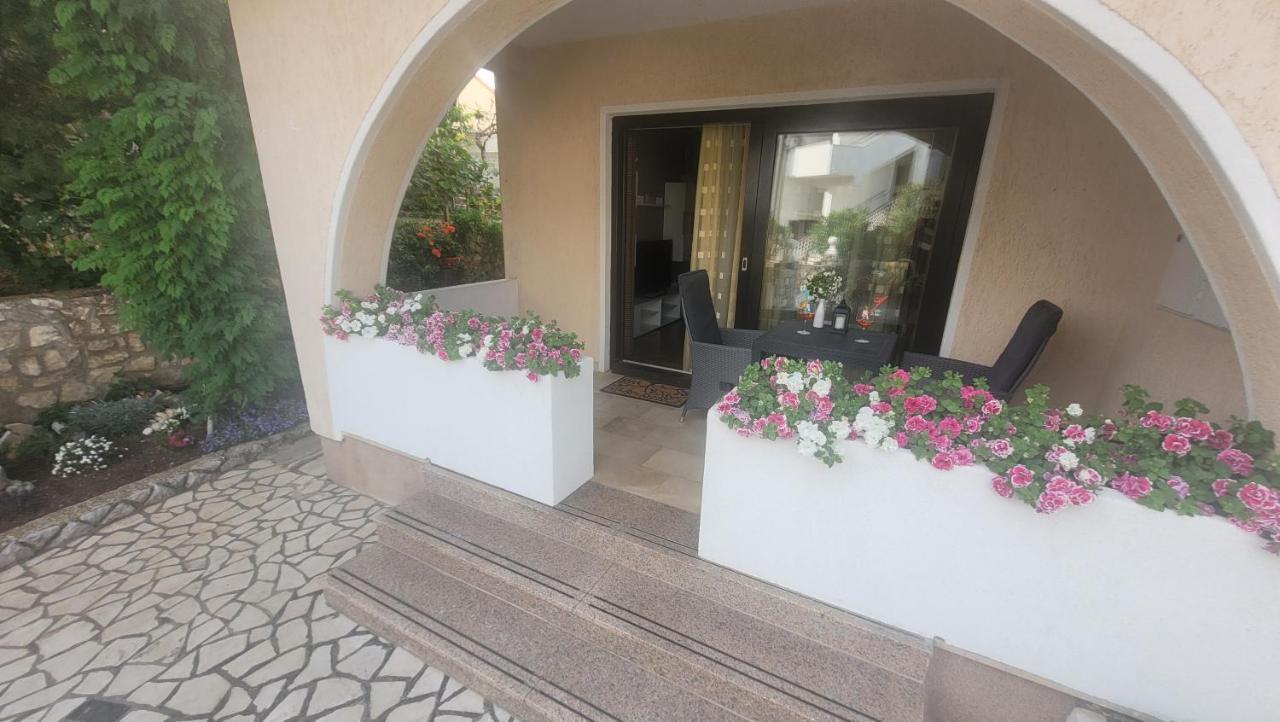 Lily Apartment Кърк Екстериор снимка