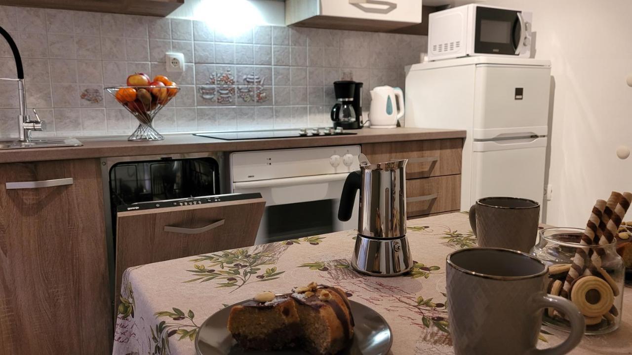 Lily Apartment Кърк Екстериор снимка
