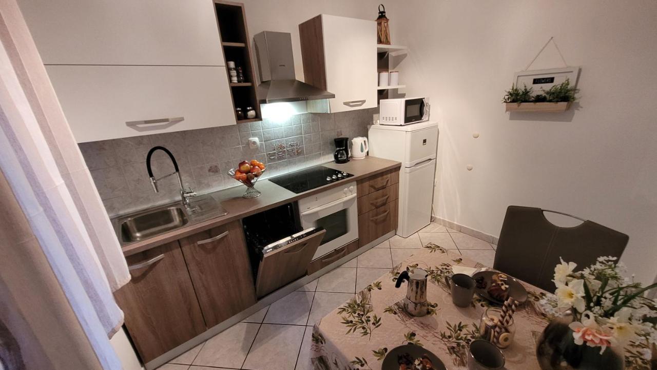 Lily Apartment Кърк Екстериор снимка